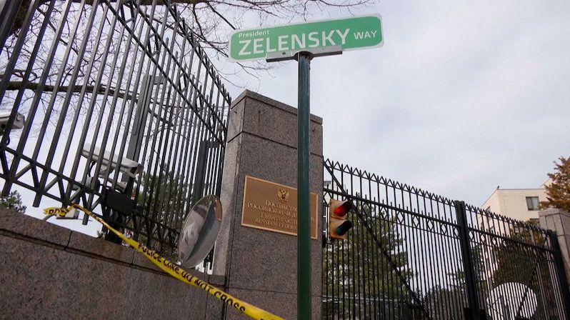 Před ruskou ambasádou ve Washingtonu se objevila cedule s nápisem Ulice prezidenta Zelenského